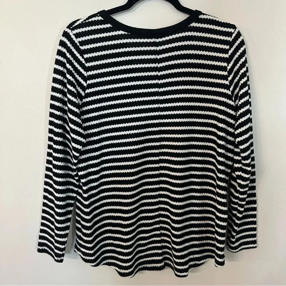 Torrid Women’s Long Sleeve Black & White Striped V-Neck Shirt Size 0, L, 12 GUC - Picture 8 of 8